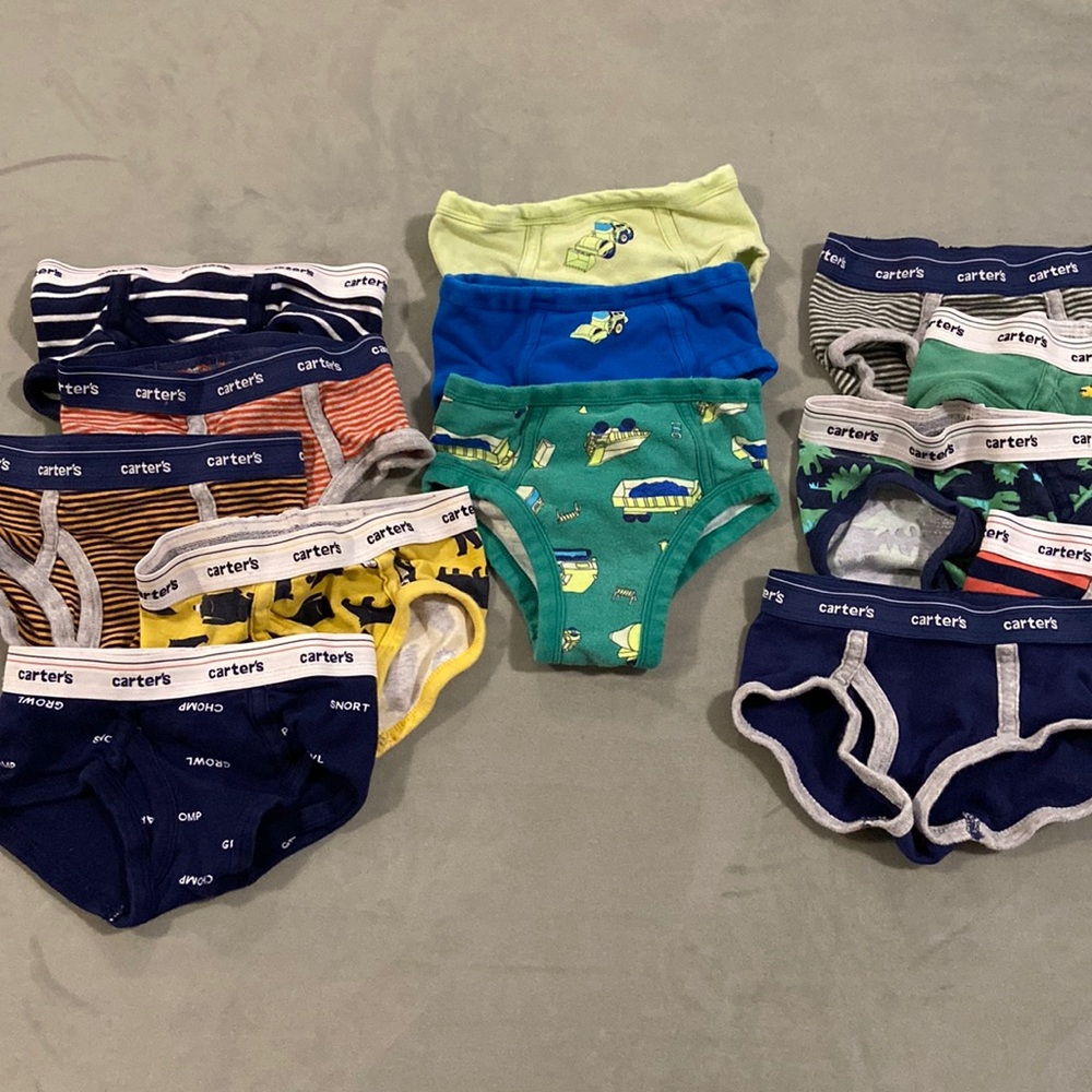 Toddler briefs - lot of 13 pairs - GUC 
Size 2/3